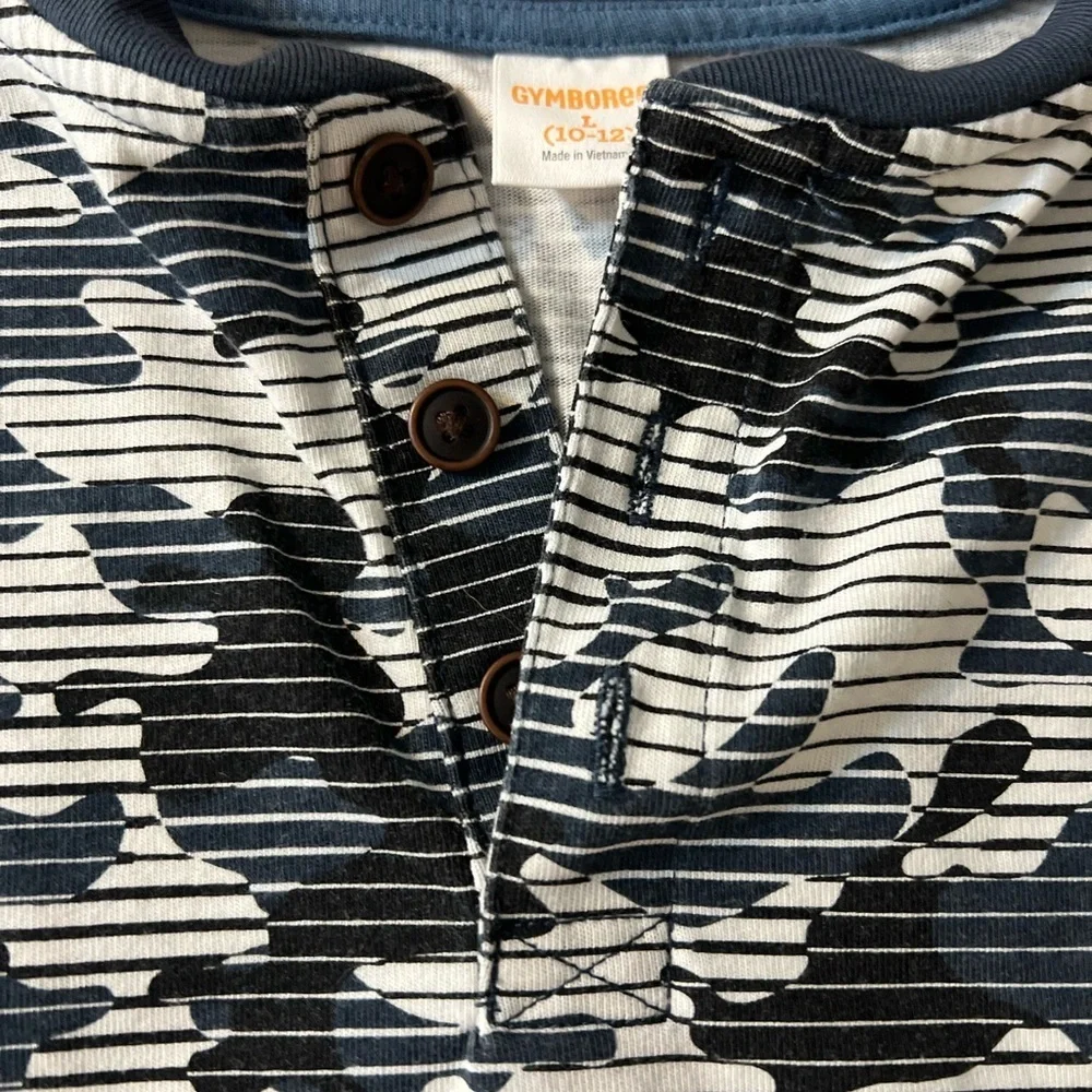 VINTAGE GYMBOREE BOYS SZ 10/12 LONG SLEEVED GRAY AND WHITE CAMO SHIRT